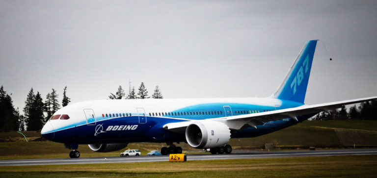 Boeing_787-8_first_flight_taxi