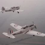 Chipmunks WG 486 und WG 466 fliegen in Formation, 1994 (AlliiertenMuseum/Crown Copyright)
