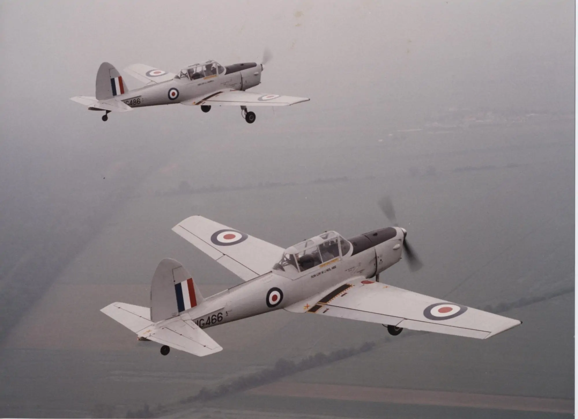 Chipmunks WG 486 und WG 466 fliegen in Formation, 1994 (AlliiertenMuseum/Crown Copyright)